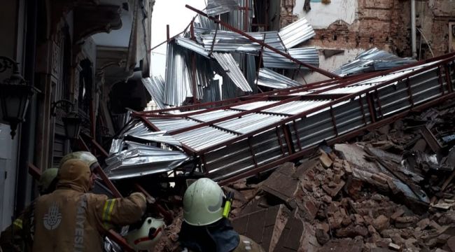 Beyoğlu'nda tadilat halindeki bina çöktü