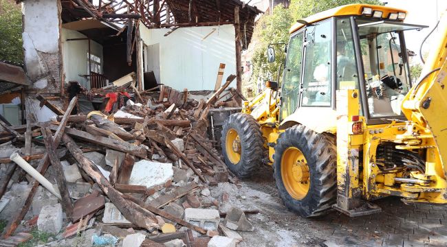 Pamukkale'de metruk binaların yıkımına devam ediliyor 