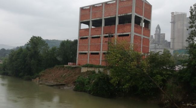 Sel sonrası yıkım kararı alınan o bina yıkılıyor 