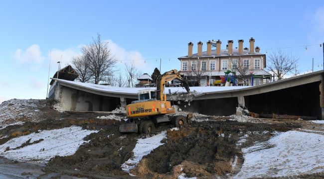 Uludağ’daki restoranın kaçak bölümleri yıkıldı 