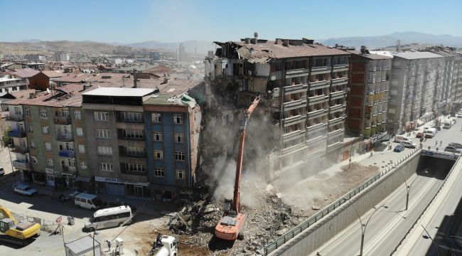 Elazığ’da yıkımlar hızlandırıldı 