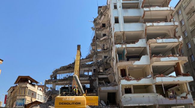 Elazığ'da yıkım çalışmaları sürüyor 