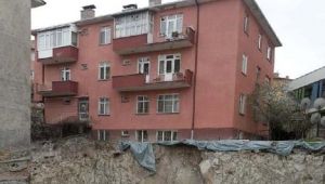 Ankara'da toprak kayması nedeniyle bir apartman tahliye edildi