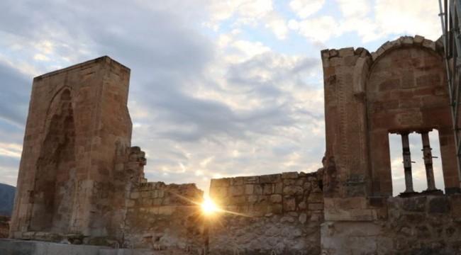 Hasankeyf'te 611 yıllık minare yeniden inşa ediliyor